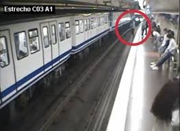 Video: iba mirando su celular, cayó a las vías y casi la pisa el subte
