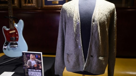 Cárdigan sin lavar de 334 mil dólares, el recuerdo para un fanático de Kurt Cobain