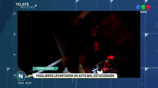 INSÓLITO: un auto obstruía el paso del colectivo y los pasajeros lo movieron con sus propias manos