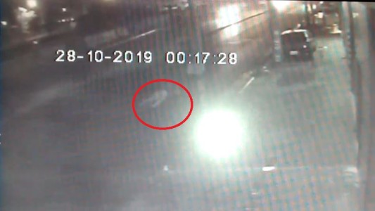 Video: lo embistió un auto y lo mató