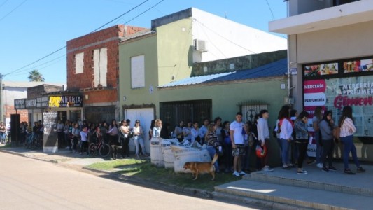 Una cola de 300 personas para cubrir dos puestos de trabajo en una mercería