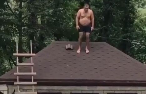 VIDEO VIRAL: casi se mata al tirarse desde el techo de la casa a la pileta