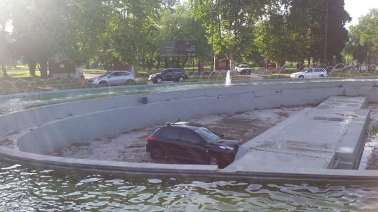 Choque insólito: no vio la rotonda y terminó adentro de la fuente