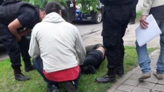 Video: un policía santafesino mata a un adolescente que intentaba robar a una mujer