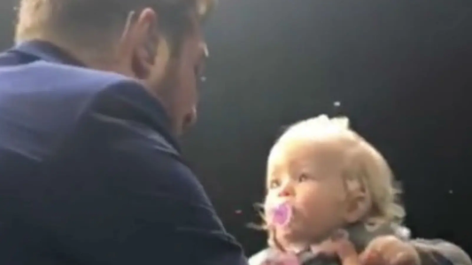 Michael Bublé presentó a su hija Vida durante un recital