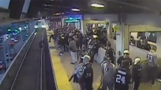 Rescatan a un hombre que cae a las vías cuando el tren se aproximaba