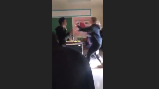 VIDEO: alumno termina preso tras pelea a los golpes con una docente