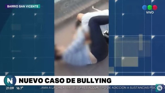 VIDEO | Brutal golpiza a la salida de un colegio: "la tiraron al suelo y le pegaron patadas"