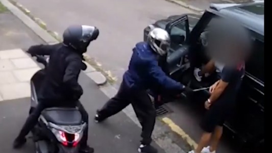 Video completo del ataque de motochorros a los futbolistas Özil y Kolasinac