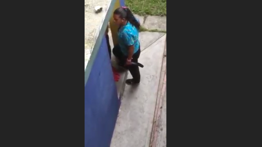 VIDEO: detienen a una maestra por golpear a cintazos a un alumno