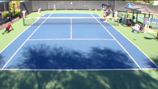 Dos jugadoras de tenis terminan a los golpes en plena cancha