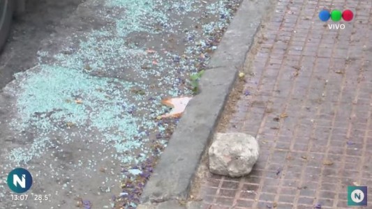 Taxista furioso: sin mediar palabras, arrojó una piedra a un ómnibus