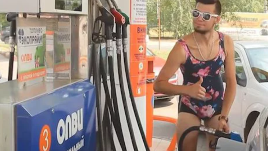 Una estación de servicio ofreció nafta gratis a quienes asistían en bikini y tacos y todo se salió de control