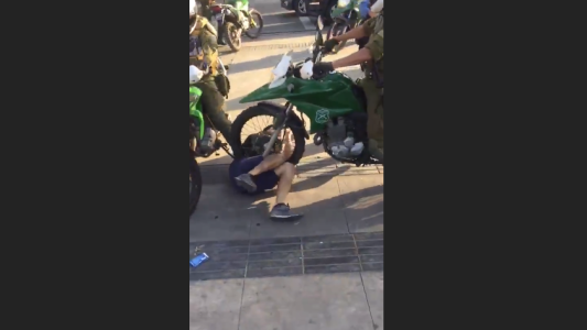 Chile: Carabineros en moto atropellan a un joven de manera intencional