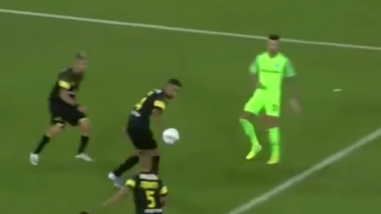 ¿Fue penal? El árbitro fue a consultar el VAR y le mostraron imágenes de otra cosa