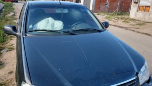 Le arrojaron una piedra en la ruta, chocó y murió su hija de dos años