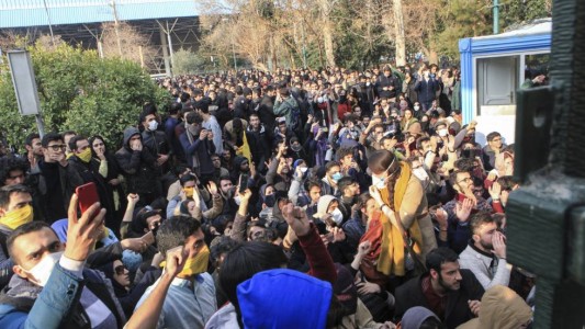 Irán: más de 1.000 detenidos durante protestas por la suba del combustible