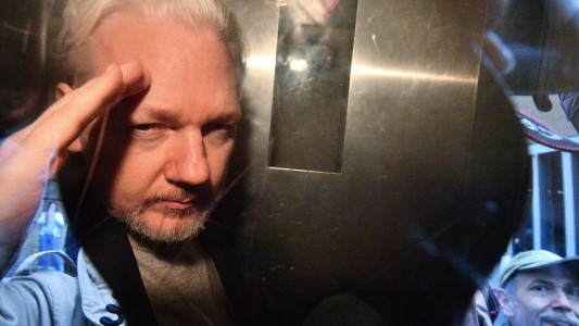 Suecia abandona una acusación que Julian Assange esquivó encerrado 7 años en una embajada