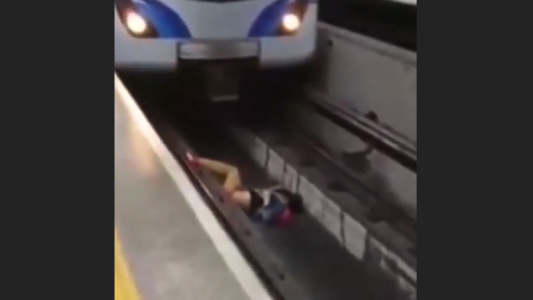 VIDEO: un hombre se desmayó y cayó a las vías cuando llegaba el subte