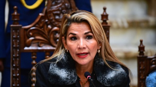 La presidenta interina en Bolivia quiere llamar a elecciones "en las próximas horas"