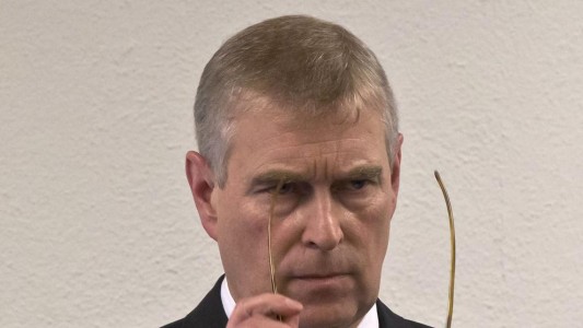 El príncipe Andrés de Inglaterra abandona las funciones públicas por acusaciones de abuso sexual