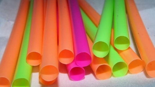 Prohíben la "entrega, uso y expendio" de sorbetes en la ciudad de Buenos Aires