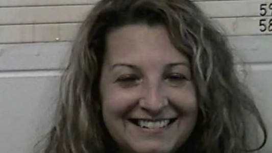 La historia de la mujer que sonríe en la foto policial tras ser detenida por matar a su esposo