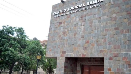 Violaba a su hijastra de 6 años mientras la llevaba a la escuela