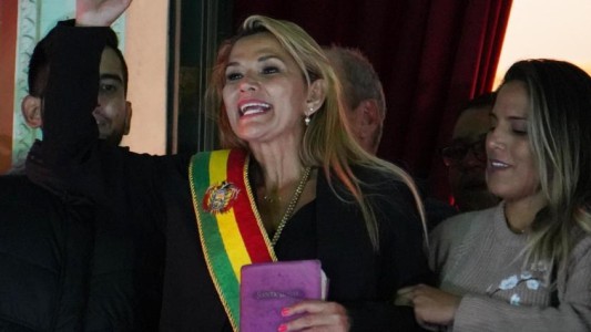 La presidenta autoproclamada de Bolivia promulgó la ley que convoca a nuevas elecciones