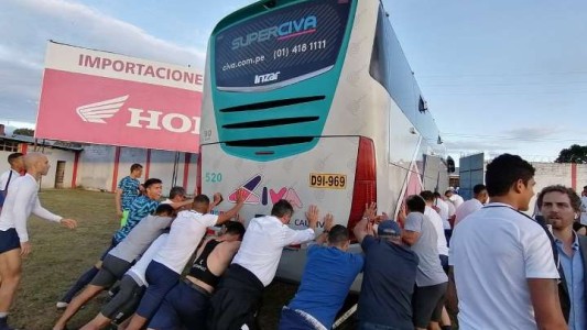 Los campeones de Perú tuvieron que bajarse del micro para empujarlo