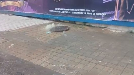 VIDEO - El Suquía, con dos sílabas del Titicaca: Una cloaca desborda directo al río