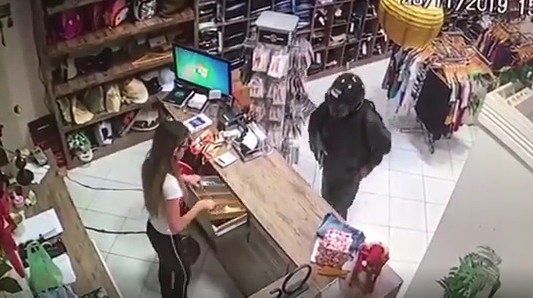 VIDEO IMPACTANTE: simuló un robo para matar a la empleada de un comercio en Brasil