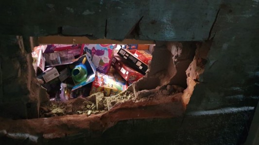 Literalmente, les hicieron un agujero: robaron la juguetería Pluto's a través de un boquete