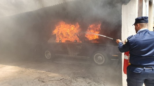 FOTOS: Se incendiaron tres autos de colección en Bajo Palermo