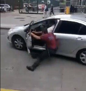 Remisero fuera de control arrolló a un policía