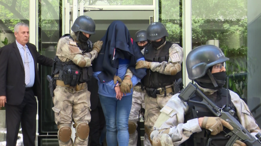 VIDEO: el dueño de Agustino Cueros fue detenido acusado de lavado de dinero y evasión fiscal