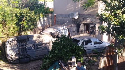 FOTOS - Huyendo de la Policía, atravesaron la pared de una casa y volcaron dentro del patio