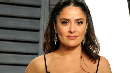 El "black friday" de Salma Hayek: foto del primer plano de su cola en un vestido de encaje con transparencias