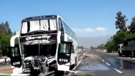 Micro perdió el control, se cruzó de carril y chocó a un auto: varios heridos