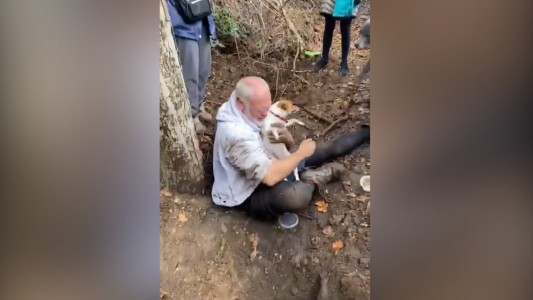La conmovedora reacción de un hombre que había perdido a su perra y lo pudo rescatar de un pozo