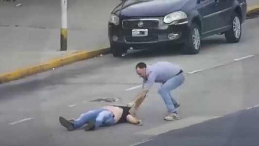 VIDEO: para robarle el celular, lo tiró al suelo, lo dejó inconsciente y le siguió pegando en la cara