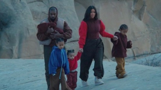 Estalla el nuevo video futurista de Kanye West con la familia Kardashian