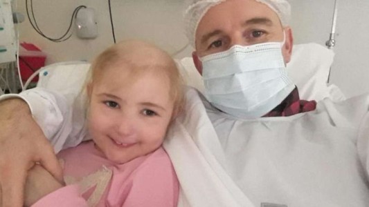 El padre que busca recuperar el celular robado, con recuerdos de su hija que murió de leucemia