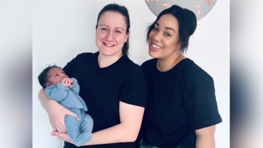 Por primera vez, una pareja de mujeres llevó a su bebé en los dos úteros