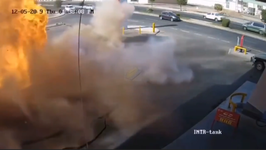 VIDEO: tremenda explosión en una estación de servicio levanta el suelo