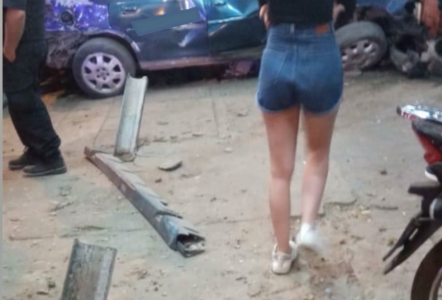 VIDEO: auto fuera de control se incrustó en un kiosko