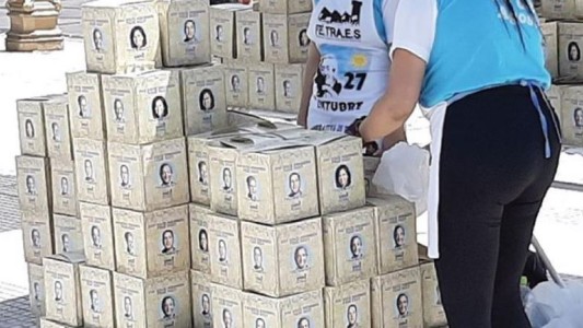 El pan dulce "peronista” cuesta 200 pesos en las afueras del Congreso