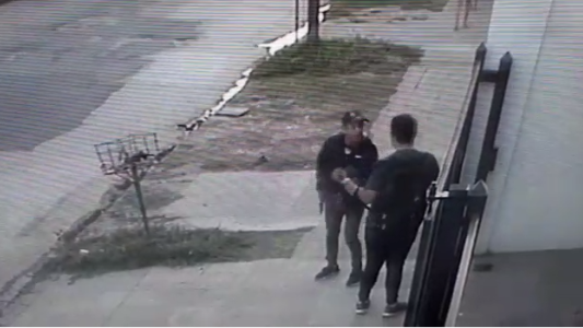 VIDEO: le robaron la mochila a la salida del colegio en menos de un minuto