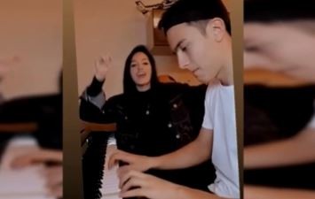 Paulo Dybala se animó a tocar el piano mientras Oriana Sabatini cantaba