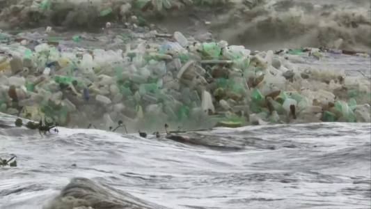 VIDEO: olas de botellas de plástico en un playa de Sudáfrica